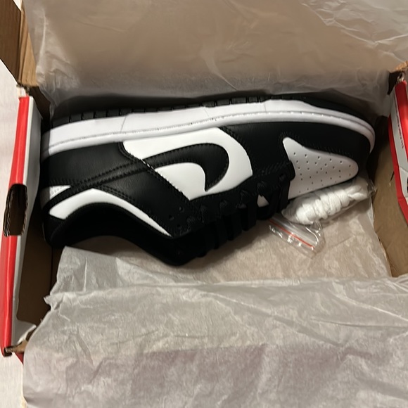 Men’s size 9 Nike Panda Dunks - Picture 3 of 3